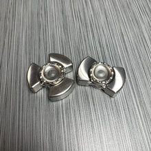 Keturi button